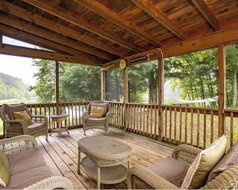 Four-Season Lakefront Home in Upstate NY on Fawn Lake, Minutes from Salmon River - Altmar - Balcón