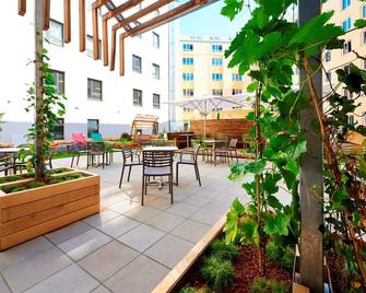 Hotel Zeitgeist Vienna Hauptbahnhof - Viena - Pátio