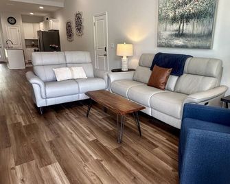 Charming 3-bedroom house in LaGrange, Close to Downtown and College - La Grange - Wohnzimmer