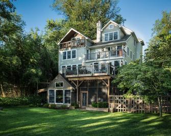 Featured on HGTV.com! New Bucks County All Season River Home. No hidden fees. - Upper Black Eddy - Edificio