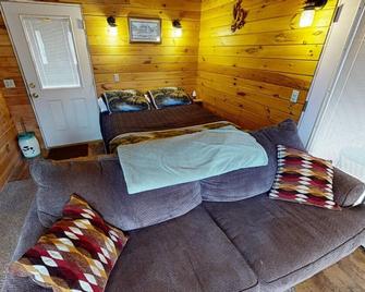 Cozy Hocking Hills Couples Cabin | Private Hot Tub - Nelsonville - Bedroom
