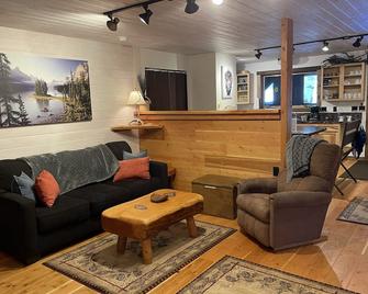 Base Camp to Yellowstone and the Beartooth Pass - Cooke City - Living room