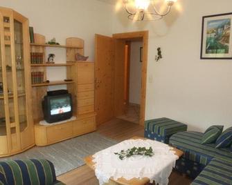 Ferienwohnungen Sunshine Stumm - Stumm - Living room