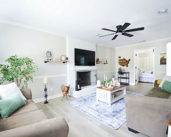 Premier Homestead Retreat on 1.5 Acres: Spa, Gym, Firepit, Chickens, King, Pets - Wake Forest - Huiskamer