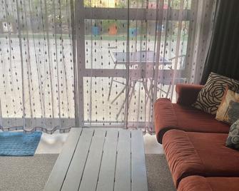 Central location, & cosy setup - Whangamata - Living room