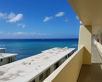 Diamond Head Beach - Large Studio - Queen Bed, Balcony, Ocean View, Ocean Access - Honolulu - Balcony
