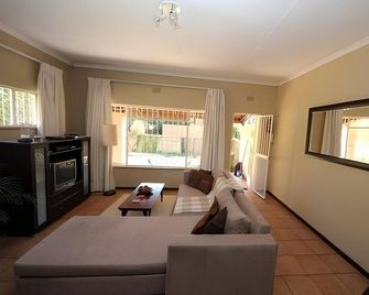 The Munday - B&B - Bedfordview - Living room