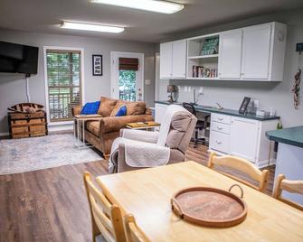 Reel'em Inn is a cozy river front fishing cottage on the Cashie River. - Windsor - Dining room