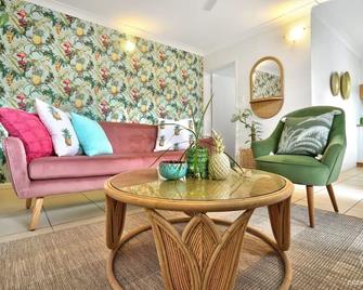 Tropicana Pineapple - Cairns North - Living room