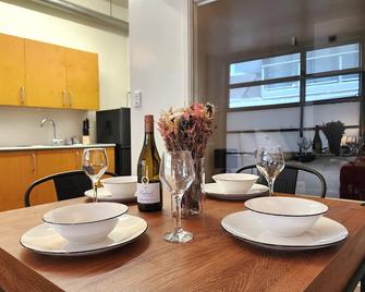 U Suites on Egmont - Wellington - Dining room