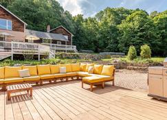 Hidden Hillside Villa One Hour From Nyc - Brewster - Patio