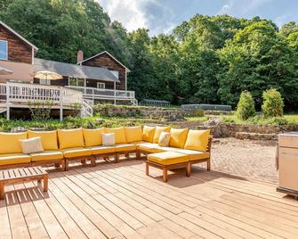 Upstate Historical Artist Villa w/ firepit, pool and close to Candlewood Lake CT - Brewster - Patio
