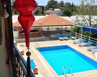 Akay Hotel - Gelemiş - Piscina