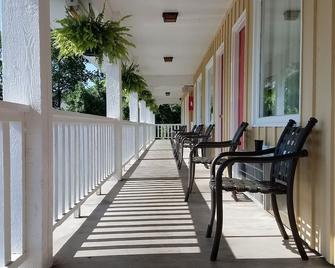 Homestead Motel - Branson - Balcony