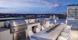 Walk To 6th St! Sleeps 6 With Rooftop Pool - Austin - Ban công