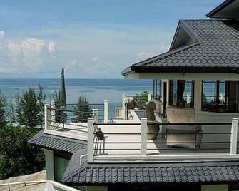 Huge Sunset Suite Room with amazing sea and garden view - Kudat - Balcon