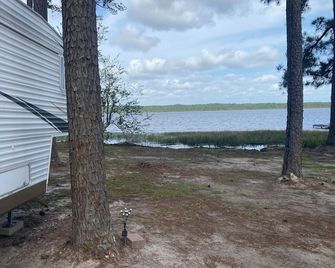 Lakeside 2-bedroom RV in charming Hartsville with AC, WiFi - Hartsville