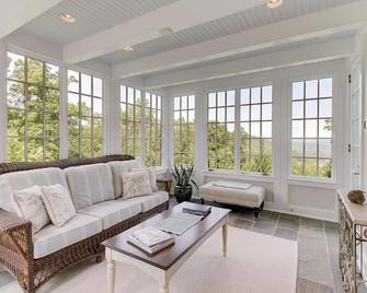 Luxury Home w/ Mtn Views, 1 Mile to the Homestead! - Hot Springs - Sala de estar