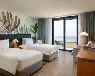 Yas Plaza Mangroves - Abu Dhabi