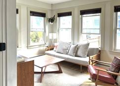 Beach Retreat outside Historic Salem - Marblehead - Living room