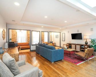 Spacious Penthouse ON the Broadway Strip - Nashville - Living room