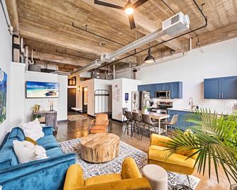 Modern Downtown Domicile - Waco - Living room