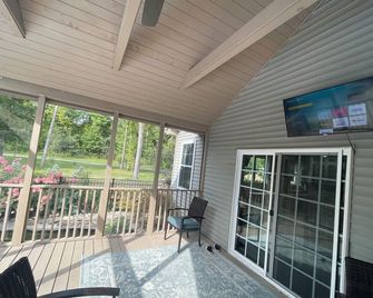 Saratoga Personal Oasis W/ Pool , Hottub, Pool Table 8 Mins to Track/Spac - Malta - Balcony