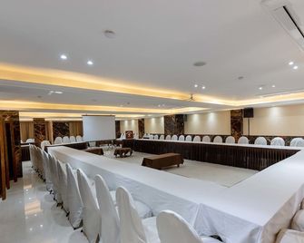 West End Hotel - มุมไบ - ห้องประชุม