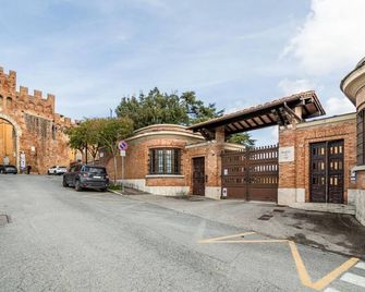 Porta Tufi Luxury Apartment with Private Parking! - Siena