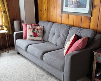 Adorable Lake Front Home with 115 Ft of Private Beach. - Fife Lake - Sala de estar