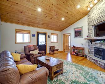 Pet-Friendly Cabin with Fire Pit in Spruce Pine! - Spruce Pine - Living room