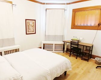 Cozy spacious bedroom with king size bed, only half mile to Rt.95, private bath - New London