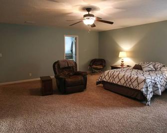 Large home close to downtown and Purdue - Lafayette - Bedroom