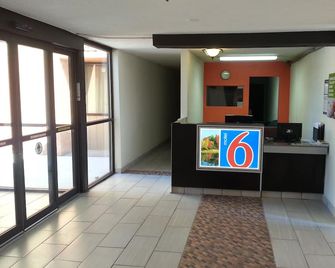 Motel 6 Jackson Tn - ג'קסון - דלפק קבלה