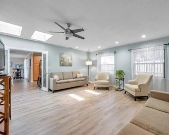 Family Getaway - Relax, Enjoy, Adventure Sleeps 8 - Tarpon Springs - Huiskamer