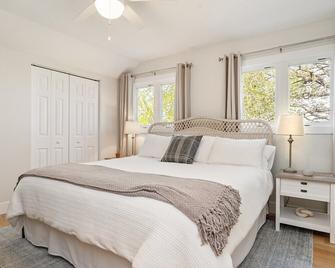 Lakefront Luxury: 4bd/3ba, Sleeps 15, Hot Tub, Kayaks, Bikes, & Boat Rental! - Knox - Bedroom
