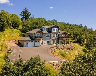 Gallery of Picture Windows, River & Garden Views, Living landscapes :Kalama Oaks - Kelso - Building