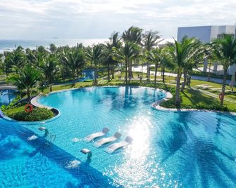 The Empyrean Cam Ranh Beach Resort - Cam Ranh - Piscina