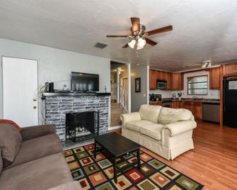 The Village House by Beachside Management - Siesta Key - Huiskamer