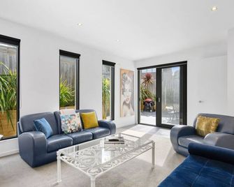 Sea View Beach House 11a - Torquay - Salon