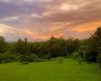 1500 sqft private entrance with beautiful views of the Berkshire Mountains - Lee - Outdoors view