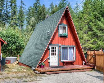 Mountain Play Chalet w/ hot tub & grill- epic hikes, waterfalls, & more, pets too! - Skykomish - Building
