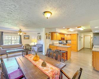 8-acre Bridgman Oasis: Pool, Hot Tub & Game Room - Bridgman - Comedor