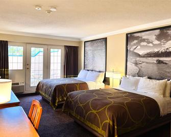 Super 8 by Wyndham Castlegar BC - Castlegar - Bedroom