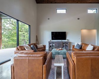 Beautiful Home Overlooking the White River - Hot Tub - Fire Pit - Game Room - Bull Shoals - Living room