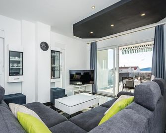 Three-Bedroom Holiday Home In Brodarica - Brodarica - Wohnzimmer