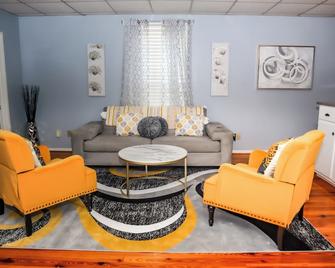 Downtown Cozy 2 BR Apt - 4min drive MardiGras Park - Mobile - Living room