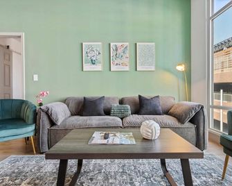 Uptown Luxury - Top Floor King Suite, Free Parking - Charlotte - Sala de estar