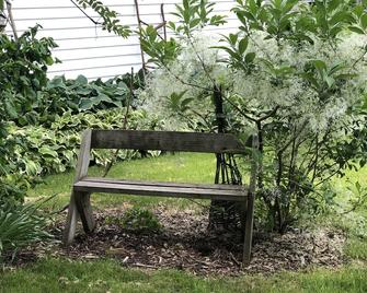 Serenity Cottage at Mineral Point - Mineral Point - Patio
