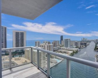 Lower Penthouse 3bd 3ba - Beach Pool Gym - Hallandale Beach - Balkon